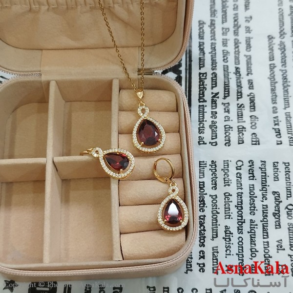نیم ست زنانه شامل گردنبند و گوشواره  مدل قطره جواهری  نگین قرمز رنگ طلایی کد NIM141121W