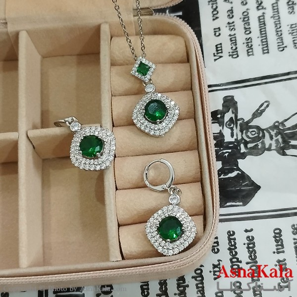 نیم ست زنانه شامل گردنبند و گوشواره جواهری نگین سبز رنگ نقره ای کد NIM141125W