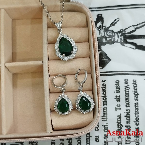 نیم ست زنانه شامل گردنبند و گوشواره جواهری نگین سبز رنگ نقره ای کد NIM141127W