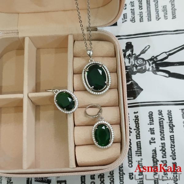 نیم ست زنانه شامل گردنبند و گوشواره جواهری نگین سبز رنگ نقره ای کد NIM141128W