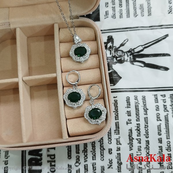 نیم ست زنانه شامل گردنبند و گوشواره جواهری نگین سبز رنگ نقره ای کد NIM141130W