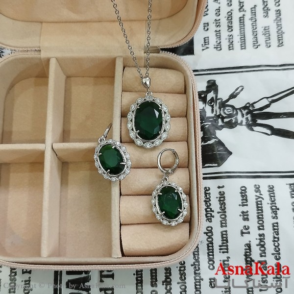 نیم ست زنانه شامل گردنبند و گوشواره جواهری نگین سبز رنگ نقره ای کد NIM141132W