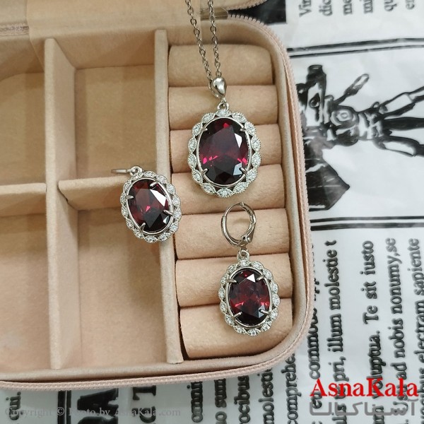 نیم ست زنانه شامل گردنبند و گوشواره جواهری نگین قرمز رنگ نقره ای کد NIM141135W