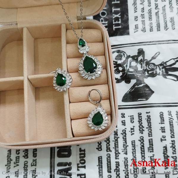 نیم ست زنانه شامل گردنبند و گوشواره جواهری نگین سبز رنگ نقره ای کد NIM141140W