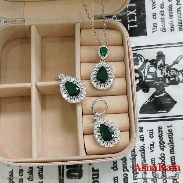 نیم ست زنانه شامل گردنبند و گوشواره جواهری نگین سبز رنگ نقره ای کد NIM141142W