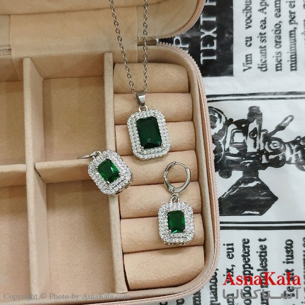 نیم ست زنانه شامل گردنبند و گوشواره جواهری نگین سبز رنگ نقره ای کد NIM141144W