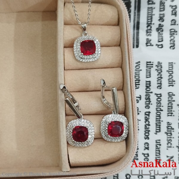 نیم ست زنانه وای اس ایکس شامل گردنبند و گوشواره جواهری نگین قرمز رنگ نقره ای کد NIM141146W