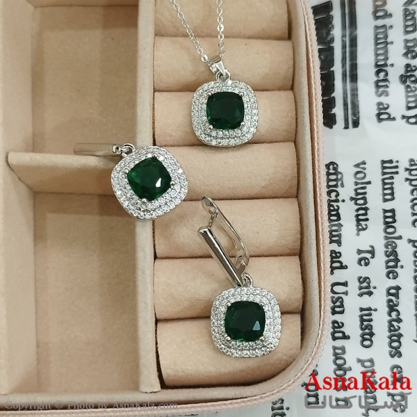 نیم ست زنانه وای اس ایکس شامل گردنبند و گوشواره جواهری نگین سبز رنگ نقره ای کد NIM141149W