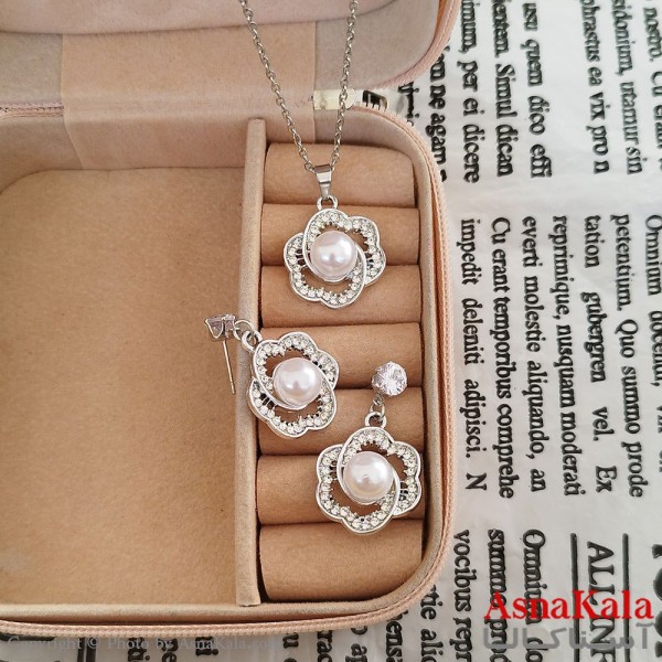 نیم ست زنانه شامل گردنبند و گوشواره مدل پنج ضلعی مرواریدی کد NIM141185W