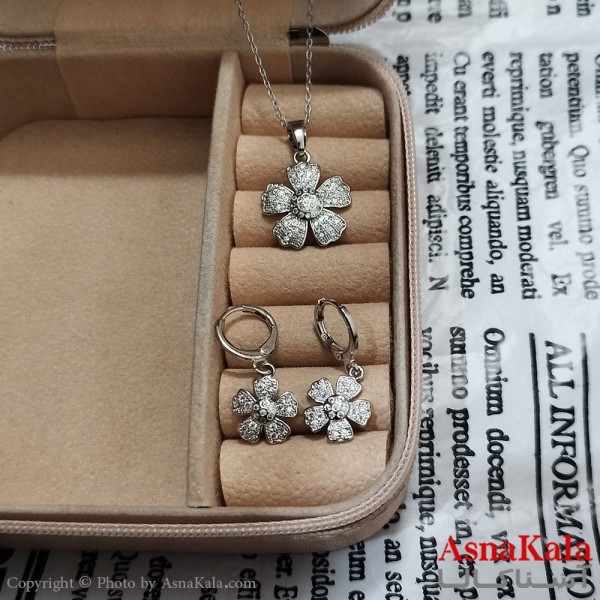 نیم ست زنانه شامل گردنبند و گوشواره نگین دار نقره ای کد NIM141222W