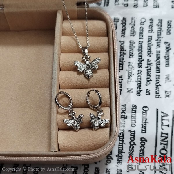 نیم ست زنانه شامل گردنبند و گوشواره نگین دار نقره ای کد NIM141226W