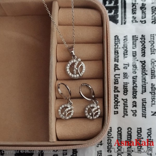 نیم ست زنانه شامل گردنبند و گوشواره نگین دار نقره ای کد NIM141234W
