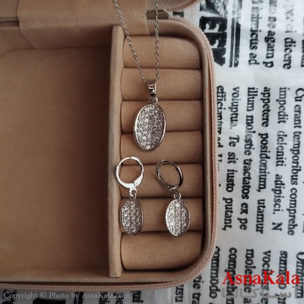 نیم ست زنانه شامل گردنبند و گوشواره نگین دار نقره ای کد NIM141236W