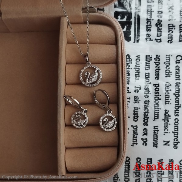 نیم ست زنانه شامل گردنبند و گوشواره نگین دار نقره ای کد NIM141237W
