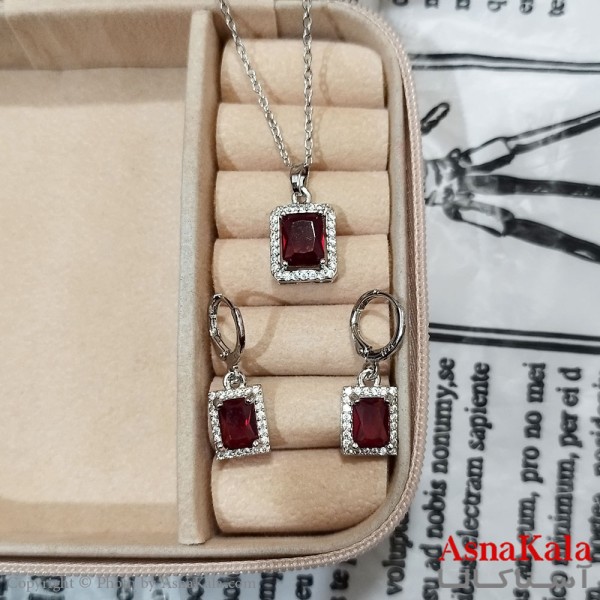 نیم ست زنانه شامل گردنبند و گوشواره نگین دار نقره ای کد NIM141253W