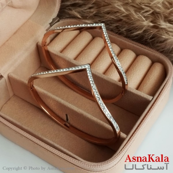 دستبند V استیل زنانه نگین دار طلایی مدل   کد DSB18281W