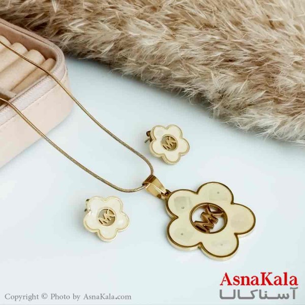 نیمست استیل دخترانه طرح گل با حرف MK رنگ طلایی کد NIM14162W