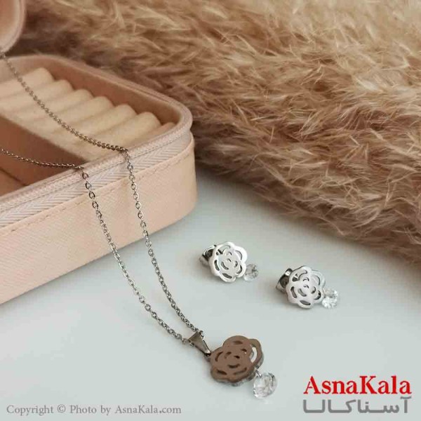 ست زنانه شامل گردنبند و گوشواره طرح گل با تک نگین رنگ نقره ای کد NIM14363W