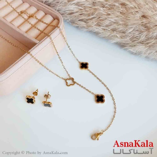 سرویس زنانه شامل(گردنبند+گوشواره+دستبند) مدل ون کلیف با نگین مشکی رنگ طلایی کد NIM14388W