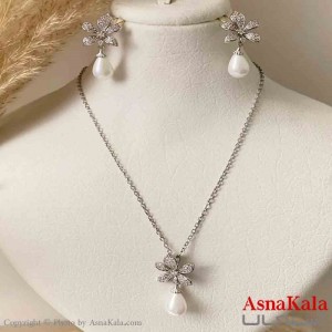 نیم ست زنانه ژوپینگ مدل گل و مروارید نگیندار شامل گوشواره و آویز رنگ نقره ای کد NIM14983W