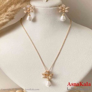 نیم ست زنانه ژوپینگ مدل گل و مروارید نگیندار شامل گوشواره و آویز رنگ طلایی کد NIM14984W