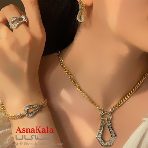 نیم ست زنانه نگیندار شامل گردنبند و دستبند و گوشواره و انگشتر ترند رنگ طلایی کد NIM141067W