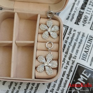 گوشواره گل جواهری مدل آویز نگیندار