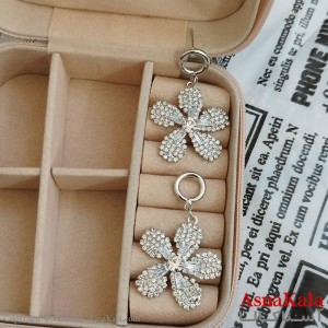 گوشواره گل جواهری مدل آویز نگیندار رنگ نقره ای