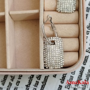 گوشواره جواهری مدل آویز نگیندار رنگ نقره ای کد GSH152087W