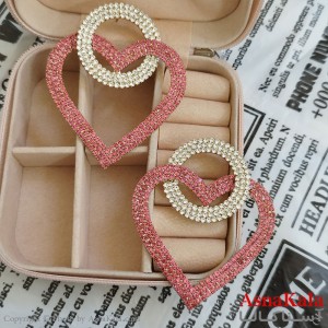 گوشواره قلب جواهری مدل آویز نگیندار رنگ طلایی