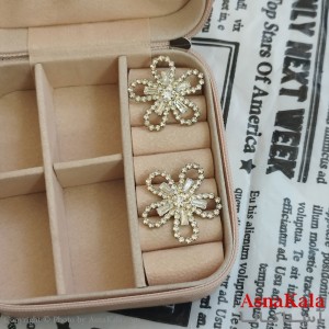 گوشواره گل جواهری مدل آویز نگیندار رنگ طلایی کد GSH152094W