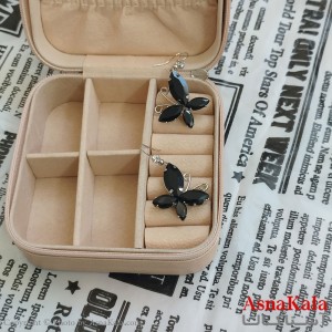 گوشواره پروانه جواهری مدل آویز نگیندار رنگ نقره ای کد GSH152116W