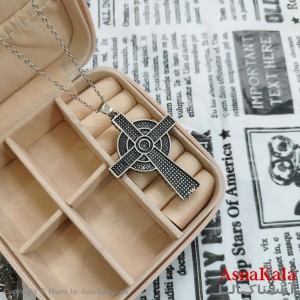 آویز گردنبند مردانه صلیب رنگ نقره ای