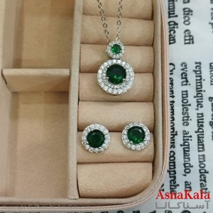 نیم ست زنانه شامل گردنبند و گوشواره  مدل دایره نگین سبز رنگ نقره ای کد NIM141107W