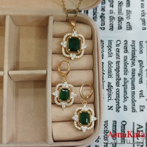 نیم ست زنانه شامل گردنبند و گوشواره  مدل سنتی نگین سبز رنگ طلایی کد NIM141110W