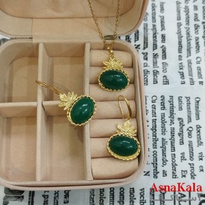 نیم ست زنانه شامل گردنبند و گوشواره  مدل برگ نگین سبز  رنگ طلایی کد NIM141113W