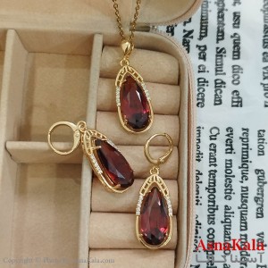 نیم ست زنانه شامل گردنبند و گوشواره  مدل  قطره نگین قرمز رنگ طلایی کد NIM141114W