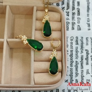 نیم ست زنانه شامل گردنبند و گوشواره  مدل شکوفه  قطره  نگین سبز رنگ طلایی کد NIM141116W