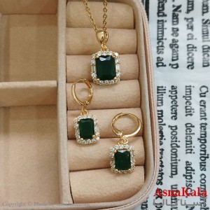 نیم ست زنانه شامل گردنبند و گوشواره  مدل مستطیل جواهری  نگین سبز رنگ طلایی کد NIM141122W
