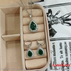 نیم ست زنانه شامل گردنبند و گوشواره جواهری نگین سبز رنگ نقره ای کد NIM141126W