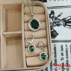 نیم ست زنانه شامل گردنبند و گوشواره جواهری نگین سبز رنگ نقره ای کد NIM141129W