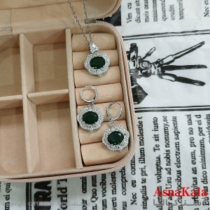 نیم ست زنانه شامل گردنبند و گوشواره جواهری نگین سبز رنگ نقره ای کد NIM141130W