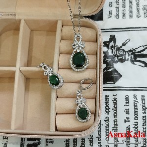 نیم ست زنانه شامل گردنبند و گوشواره جواهری نگین سبز رنگ نقره ای کد NIM141131W