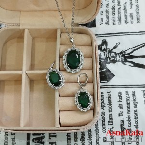 نیم ست زنانه شامل گردنبند و گوشواره جواهری نگین سبز رنگ نقره ای کد NIM141132W