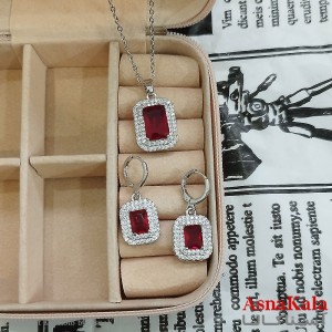 نیم ست زنانه شامل گردنبند و گوشواره جواهری نگین قرمز رنگ نقره ای کد NIM141133W