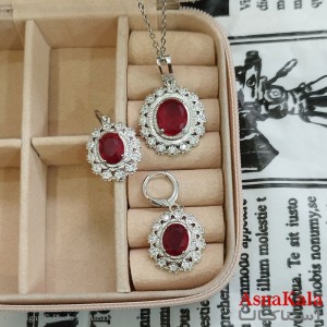 نیم ست زنانه شامل گردنبند و گوشواره جواهری نگین قرمز رنگ نقره ای کد NIM141134W