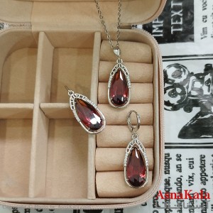 نیم ست زنانه شامل گردنبند و گوشواره جواهری نگین قرمز رنگ نقره ای کد NIM141136W