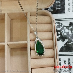 نیم ست زنانه شامل گردنبند و گوشواره جواهری نگین  سبز