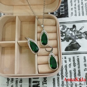 نیم ست زنانه شامل گردنبند و گوشواره جواهری نگین سبز رنگ نقره ای کد NIM141137W