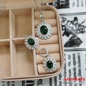 نیم ست زنانه شامل گردنبند و گوشواره جواهری نگین سبز رنگ نقره ای کد NIM141138W